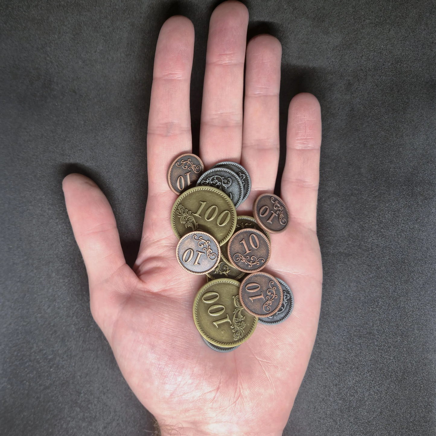 Ensemble de pièces en métal couleur bronze, argent et or de valeur 10, 20, 50 et 100 pour jeux de société