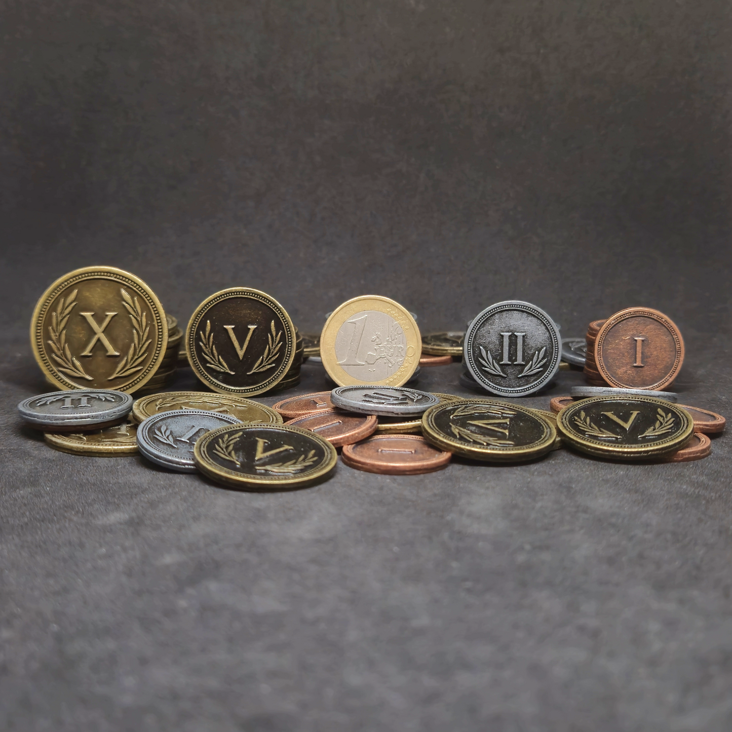 Ensemble de pièces romaines en métal couleur bronze, argent et or de valeur 1, 2, 5 et 10 pour jeux de société