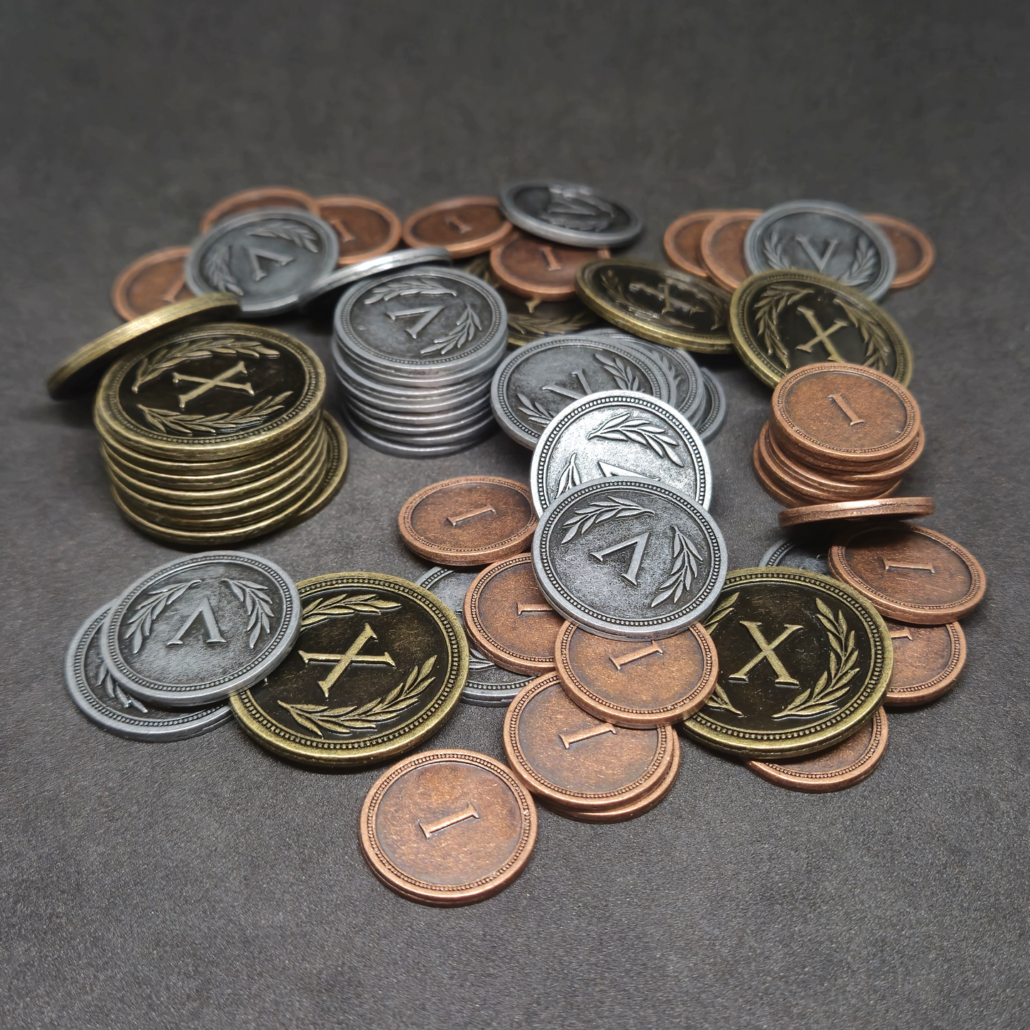 Ensemble de pièces romaines en métal couleur bronze, argent et or de valeur 1, 5 et 10 pour jeux de société