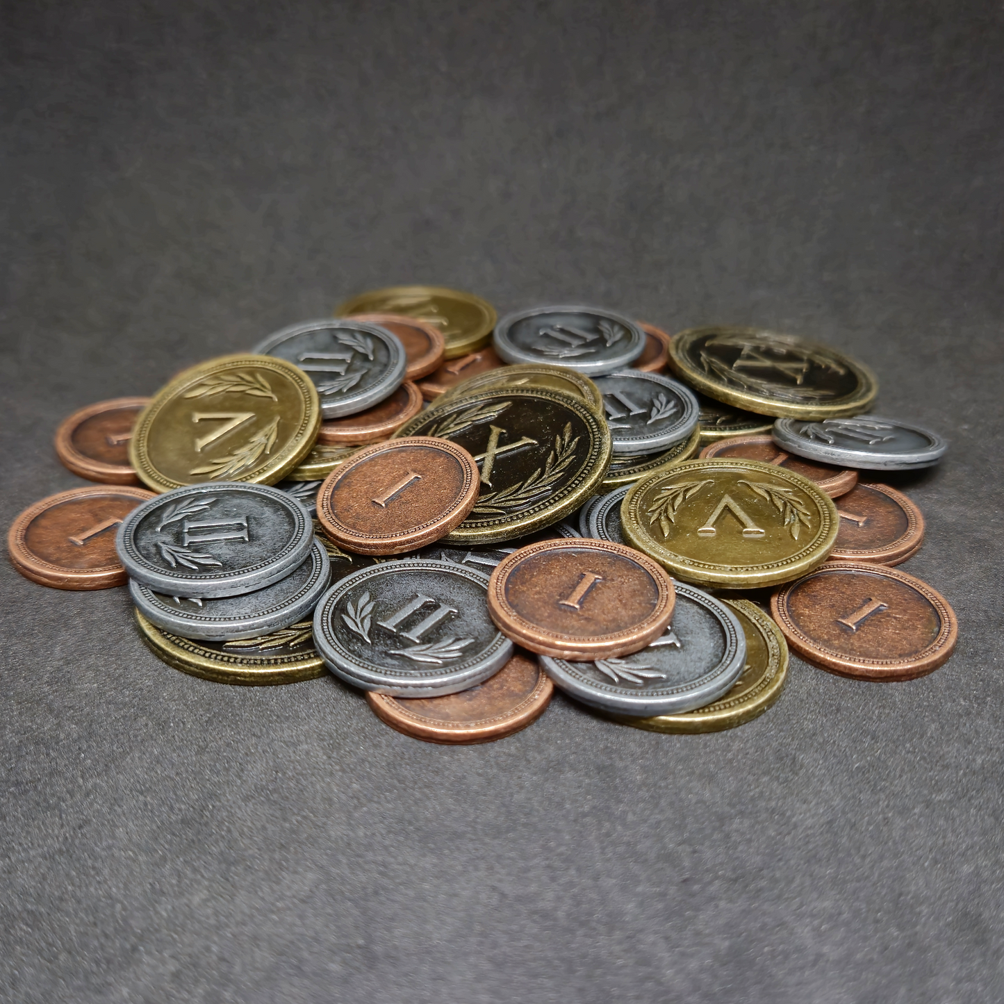 Ensemble de pièces romaines en métal couleur bronze, argent et or de valeur 1, 2, 5 et 10 pour jeux de société