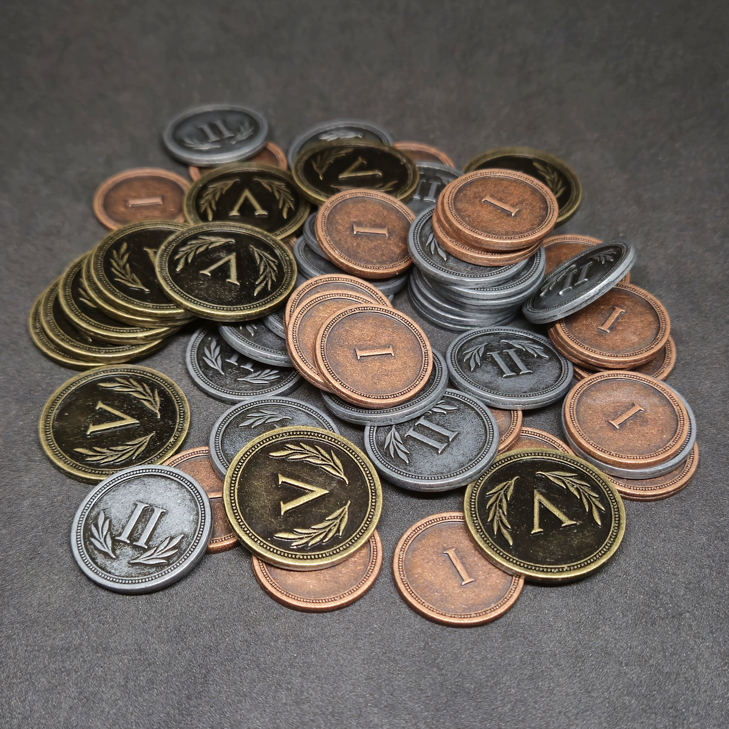 Ensemble de pièces romaines en métal couleur bronze, argent et or de valeur 1, 2 et 5 pour jeux de société