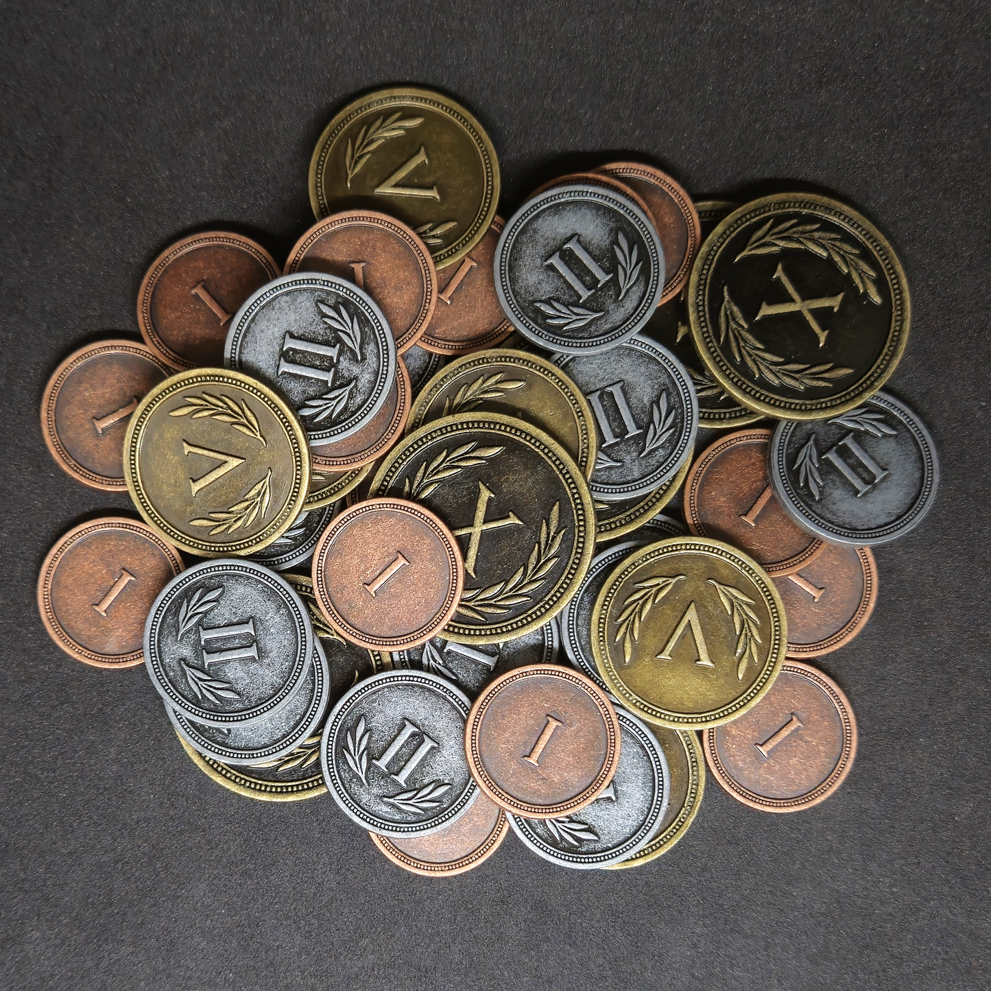 Ensemble de pièces romaines en métal couleur bronze, argent et or de valeur 1, 2, 5 et 10 pour jeux de société