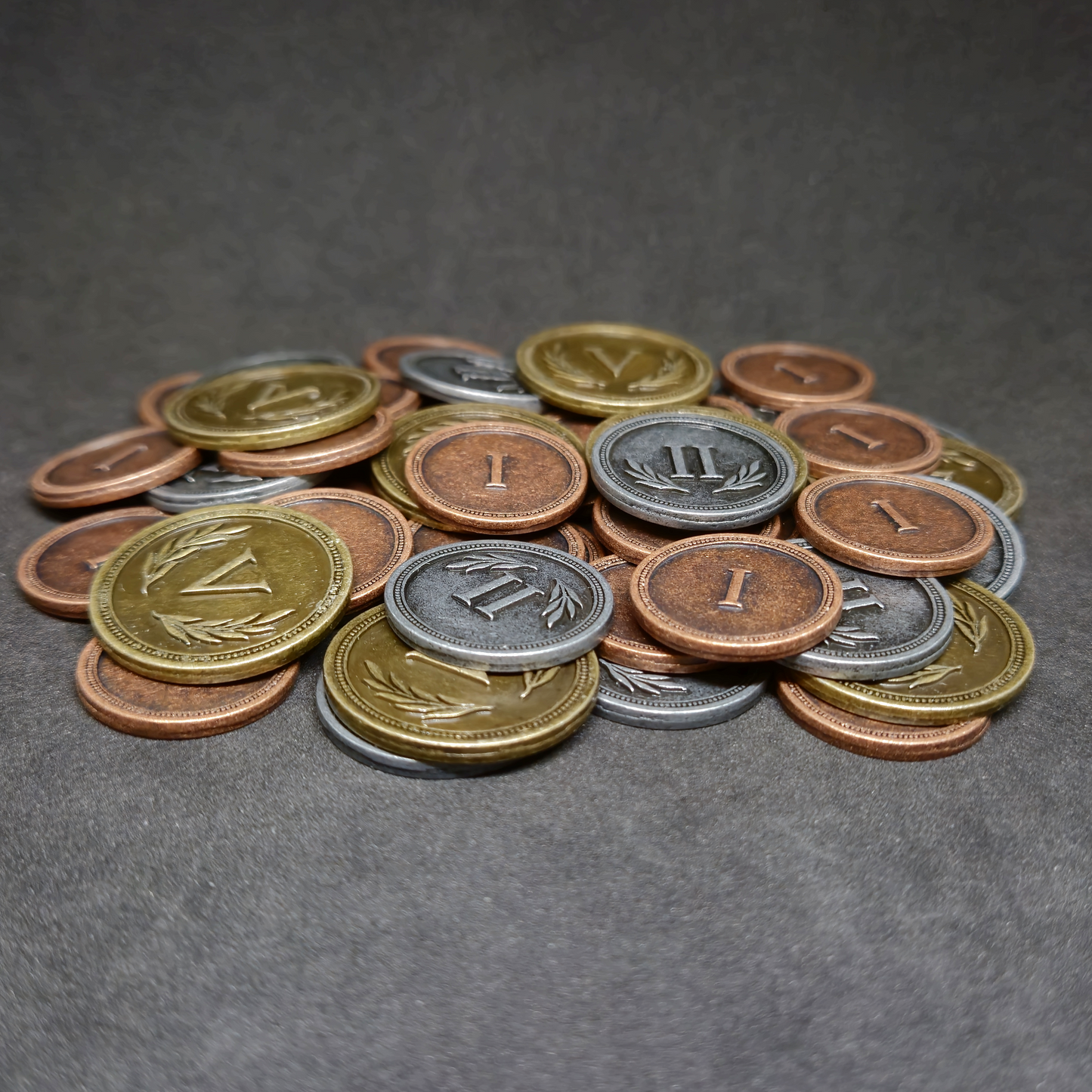 Ensemble de pièces romaines en métal couleur bronze, argent et or de valeur 1, 2 et 5 pour jeux de société