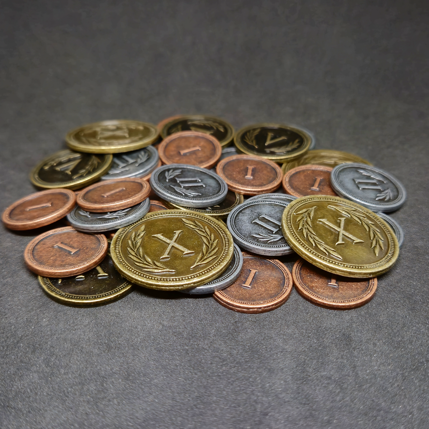 Ensemble de pièces romaines en métal couleur bronze, argent et or de valeur 1, 2, 5 et 10 pour jeux de société