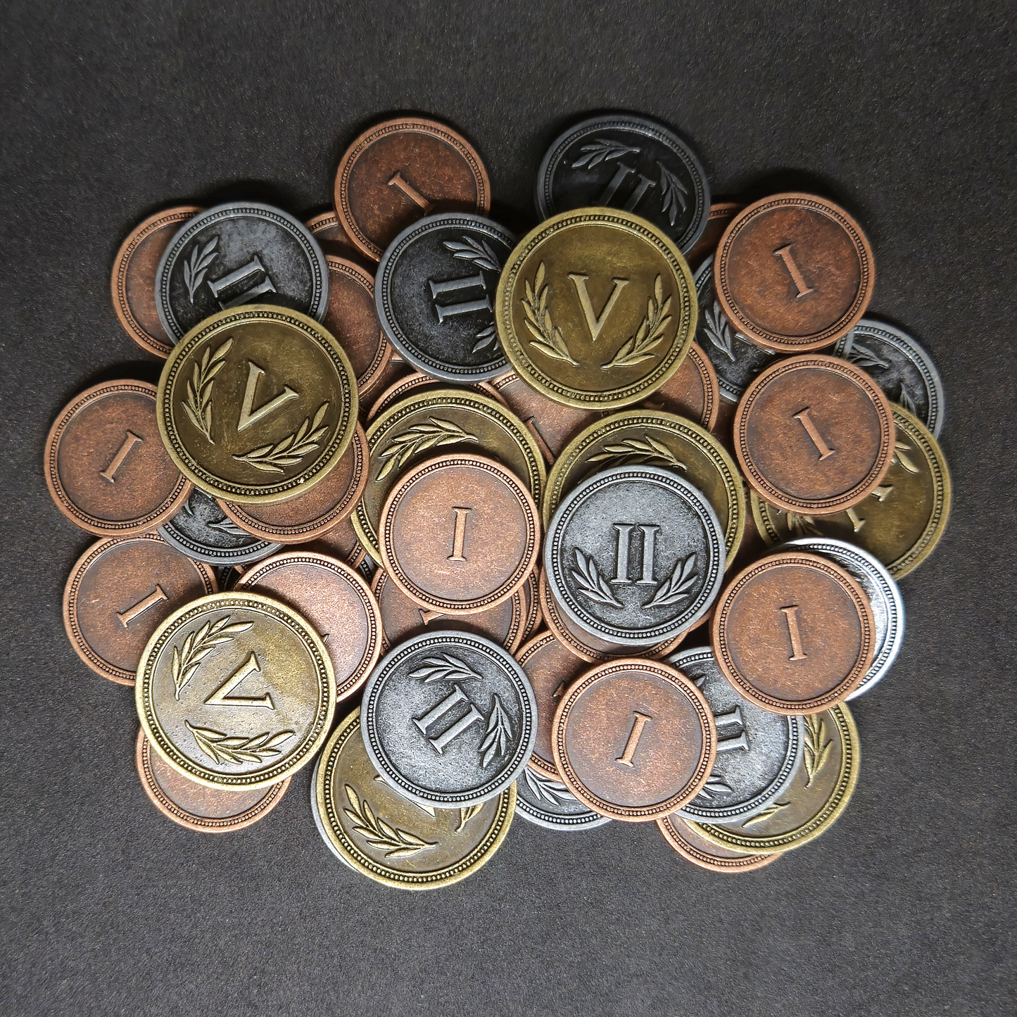 Ensemble de pièces romaines en métal couleur bronze, argent et or de valeur 1, 2 et 5 pour jeux de société