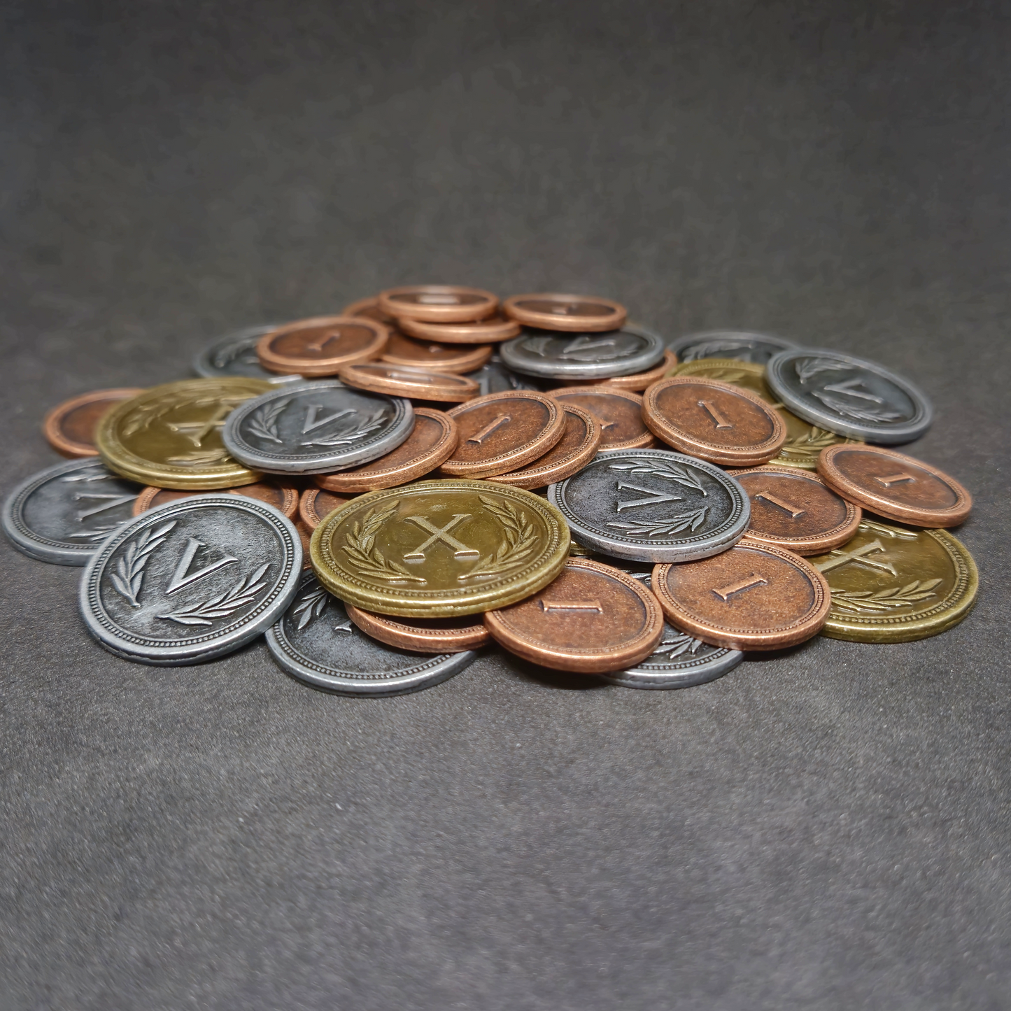 Ensemble de pièces romaines en métal couleur bronze, argent et or de valeur 1, 5 et 10 pour jeux de société