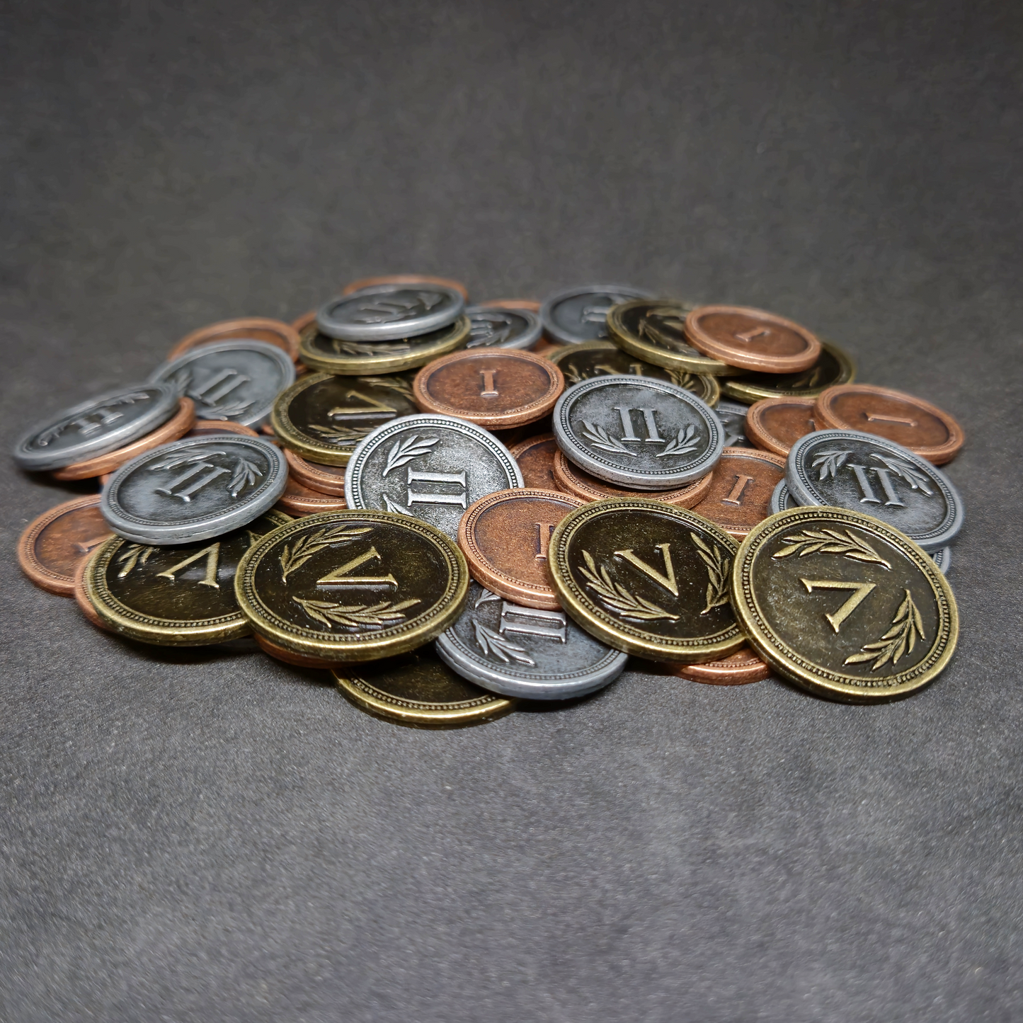 Ensemble de pièces romaines en métal couleur bronze, argent et or de valeur 1, 2 et 5 pour jeux de société