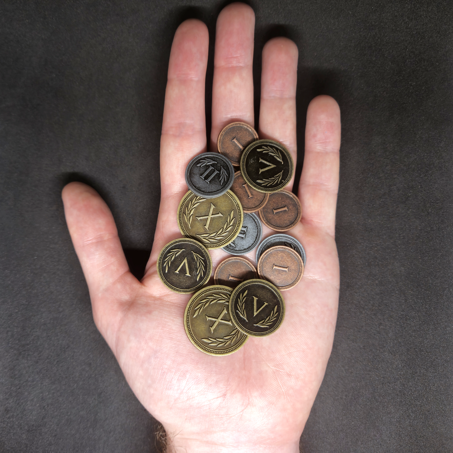 Ensemble de pièces romaines en métal couleur bronze, argent et or de valeur 1, 2, 5 et 10 pour jeux de société