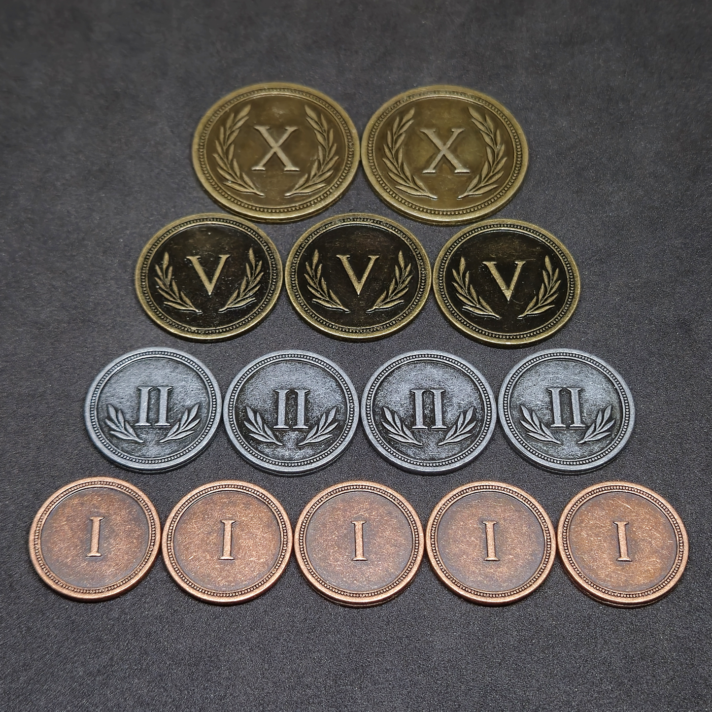 Ensemble de pièces romaines en métal couleur bronze, argent et or de valeur 1, 2, 5 et 10 pour jeux de société