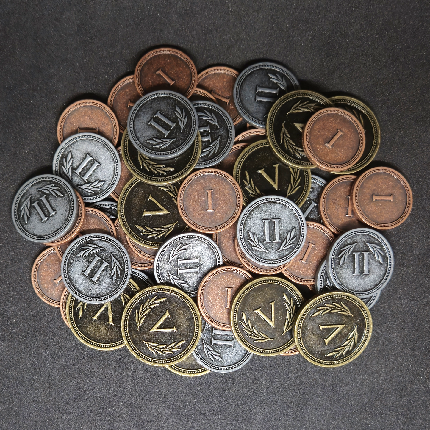 Ensemble de pièces romaines en métal couleur bronze, argent et or de valeur 1, 2 et 5 pour jeux de société