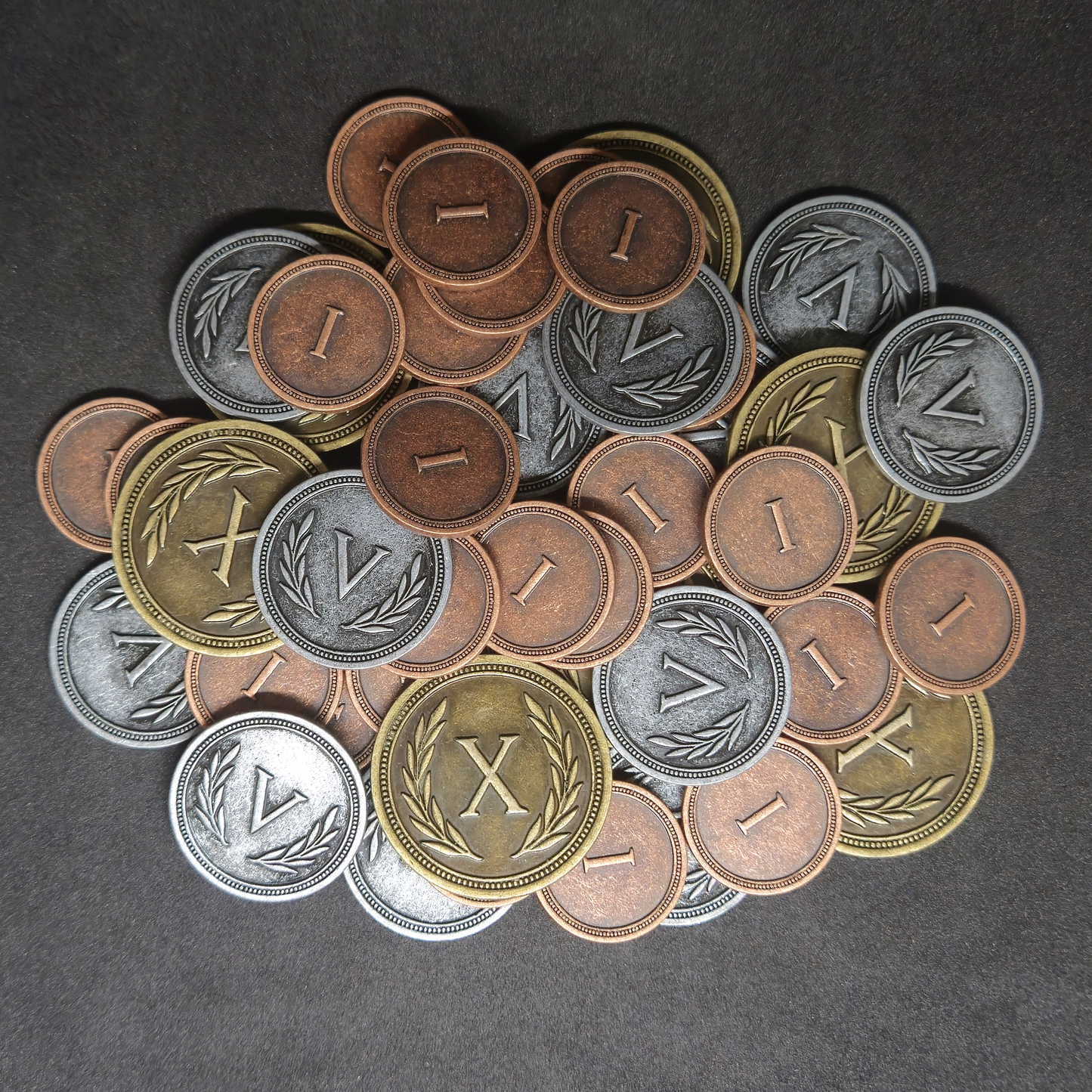 Ensemble de pièces romaines en métal couleur bronze, argent et or de valeur 1, 5 et 10 pour jeux de société