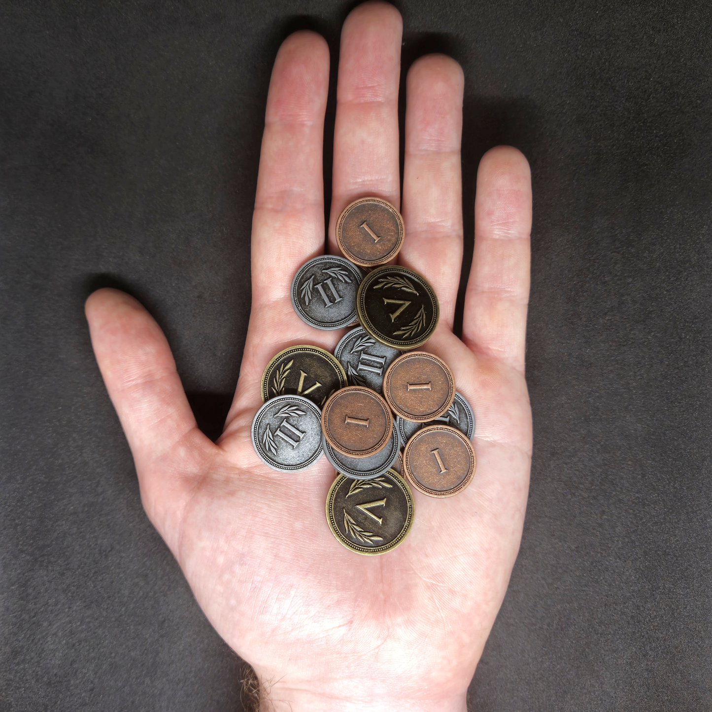 Ensemble de pièces romaines en métal couleur bronze, argent et or de valeur 1, 2 et 5 pour jeux de société