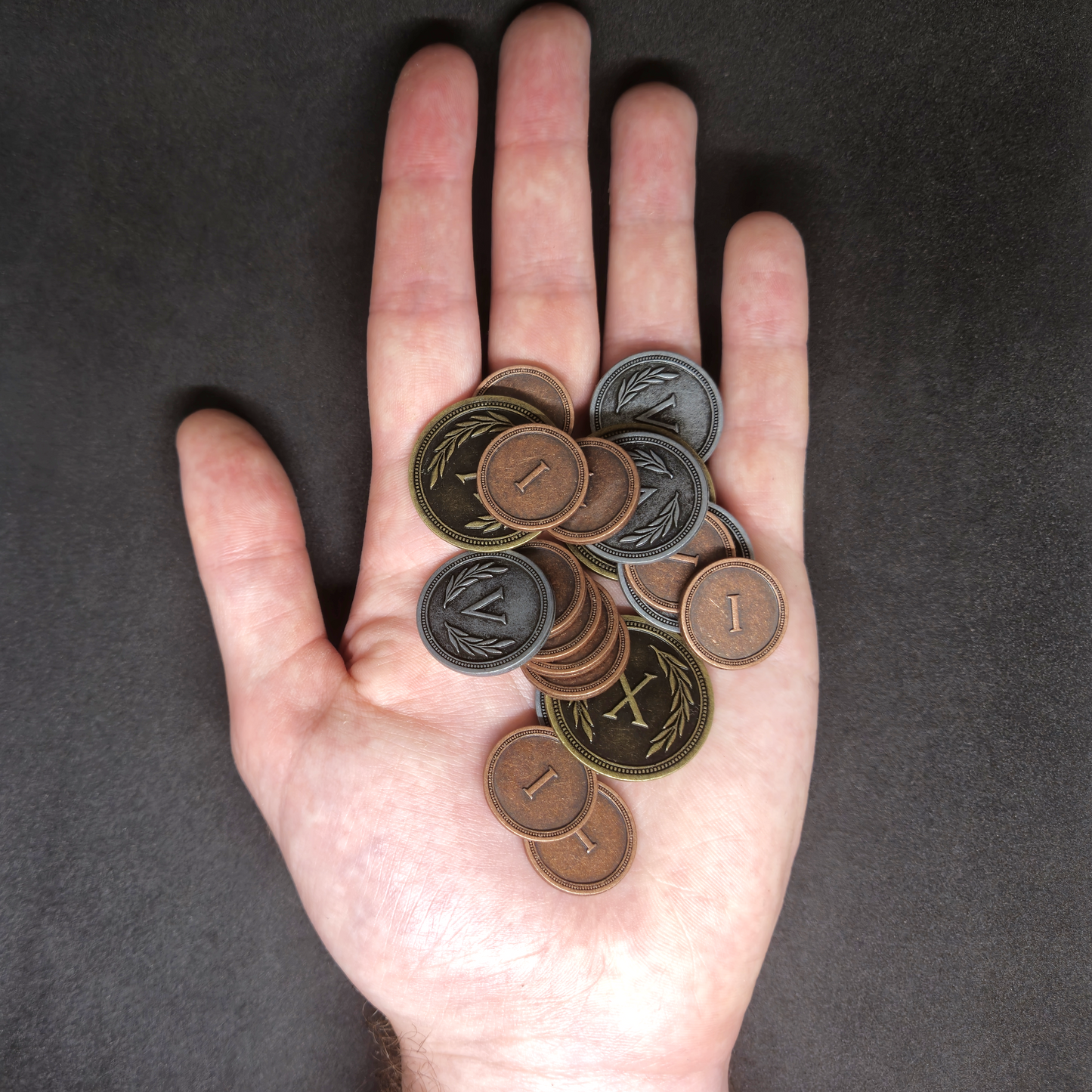 Ensemble de pièces romaines en métal couleur bronze, argent et or de valeur 1, 5 et 10 pour jeux de société