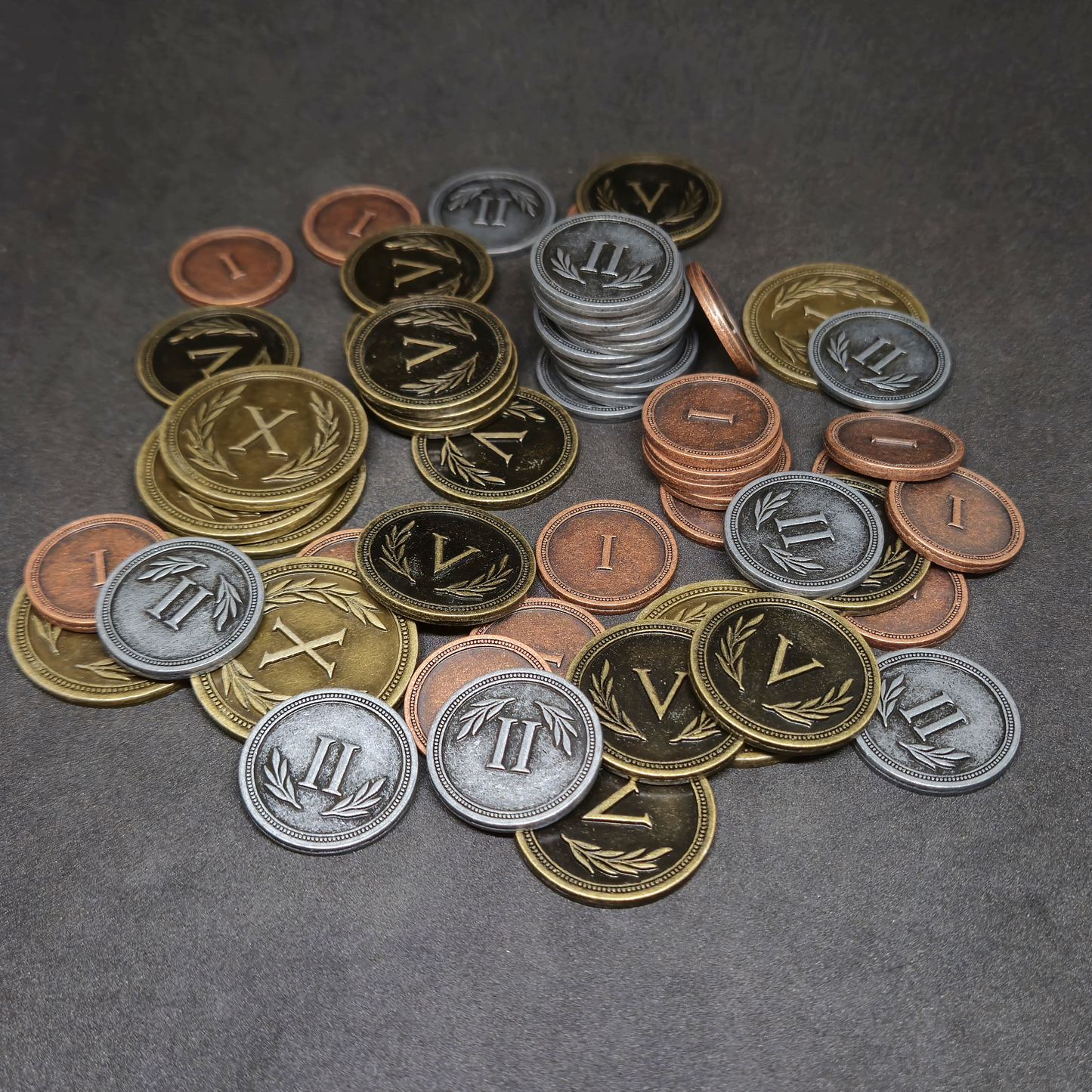 Ensemble de pièces romaines en métal couleur bronze, argent et or de valeur 1, 2, 5 et 10 pour jeux de société