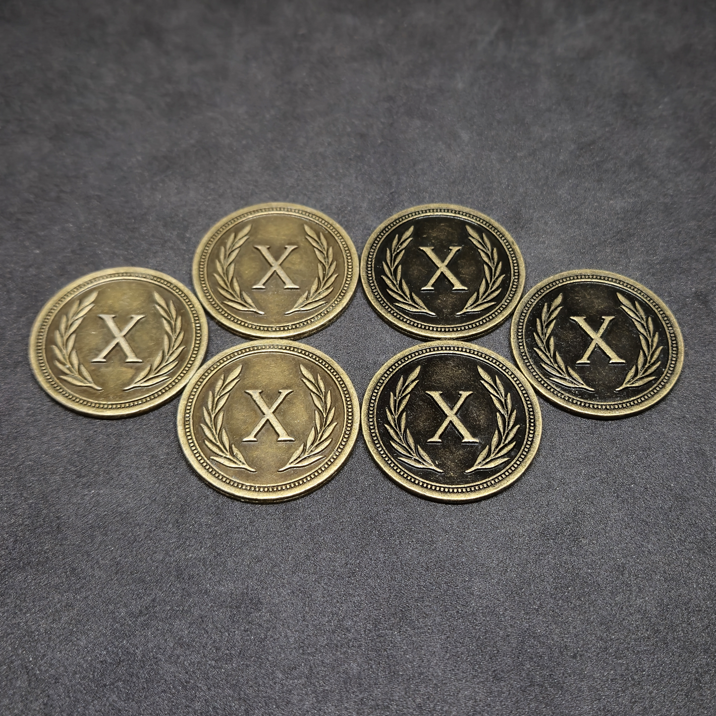 Ensemble de pièces romaines en métal couleur bronze, argent et or de valeur 1, 5 et 10 pour jeux de société