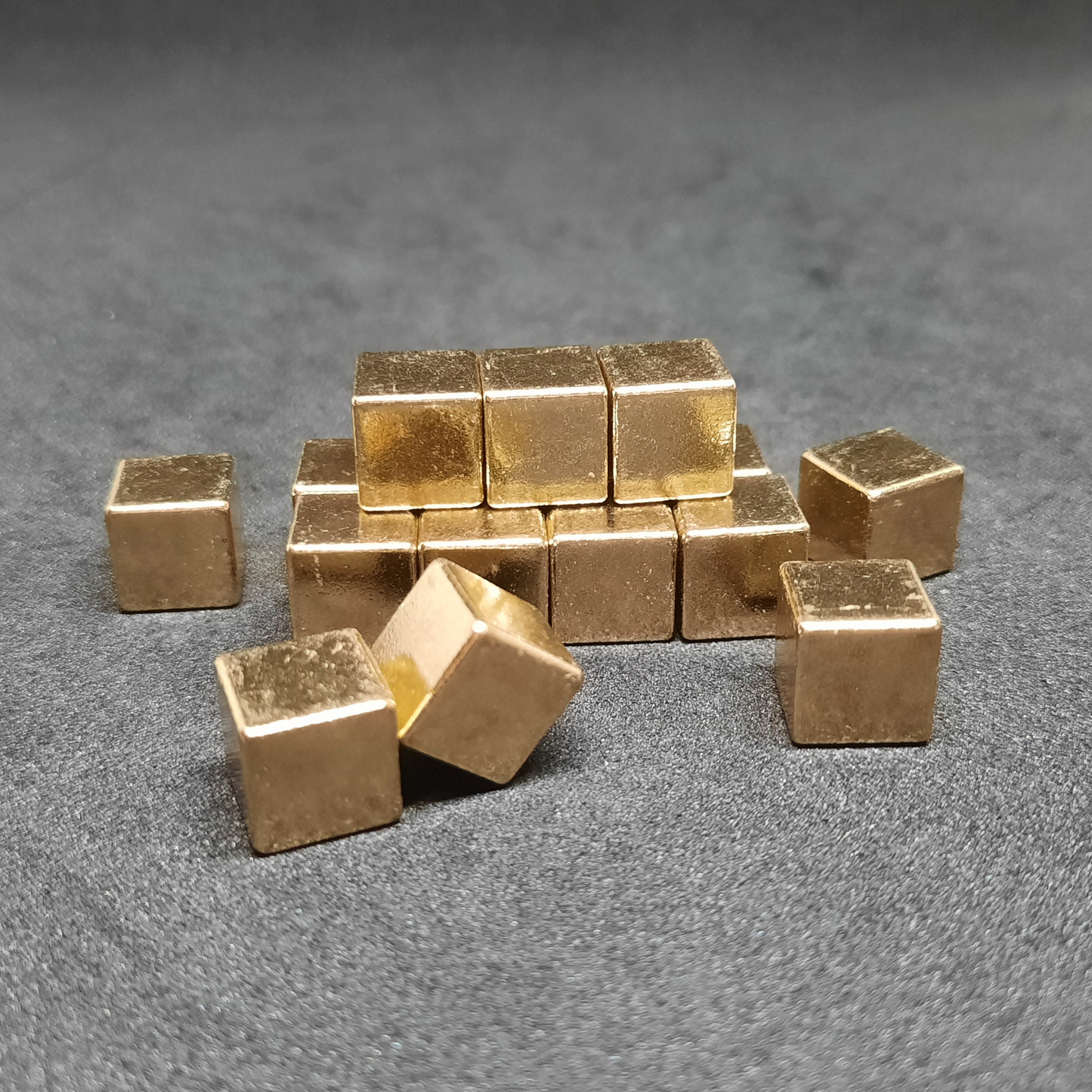 Large silver or gold metal cubes for board games, 10mm