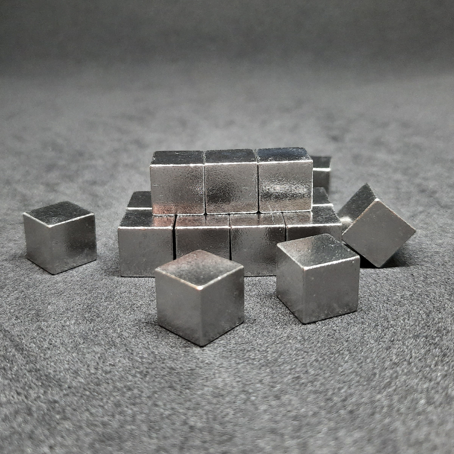 Large silver or gold metal cubes for board games, 10mm