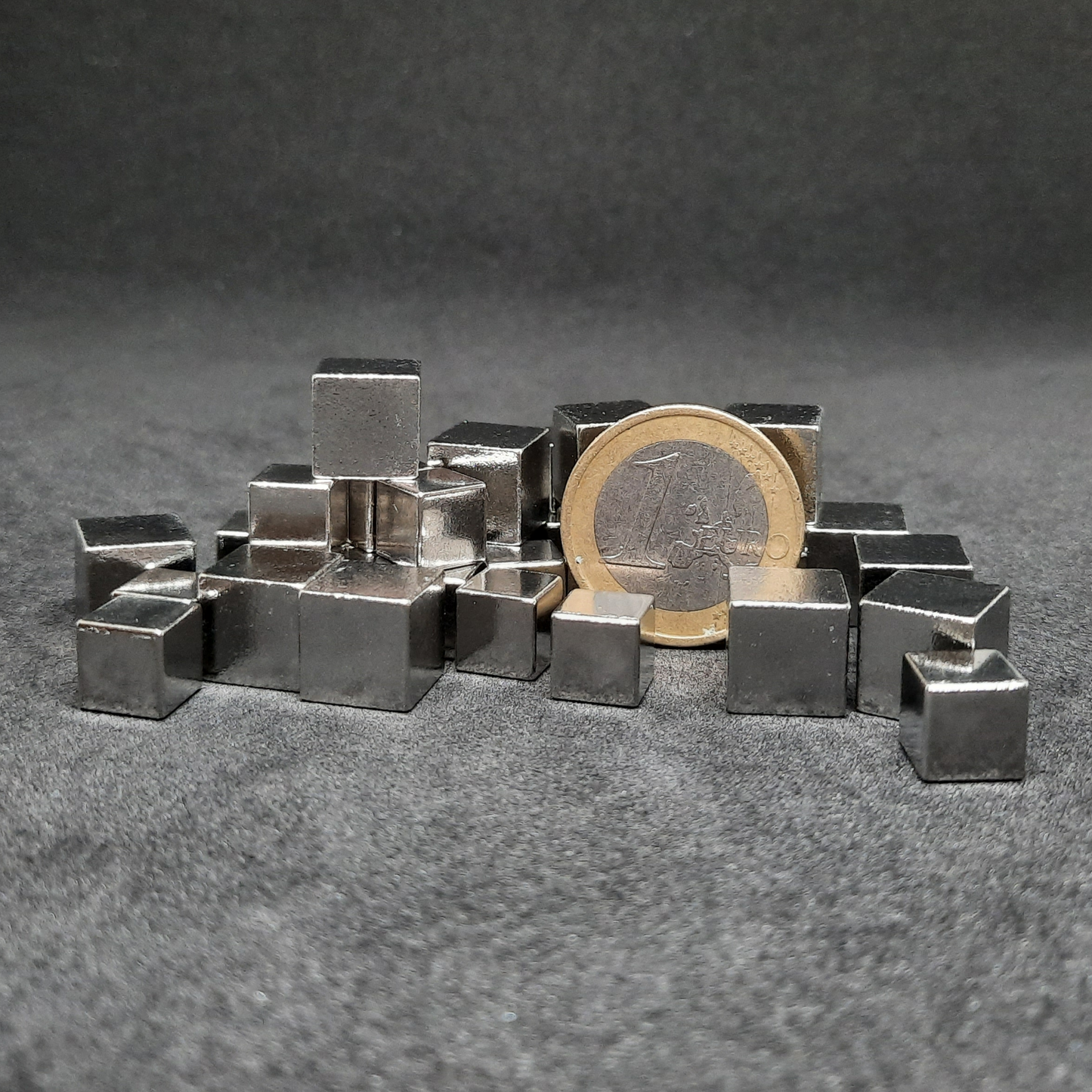 Large silver or gold metal cubes for board games, 10mm